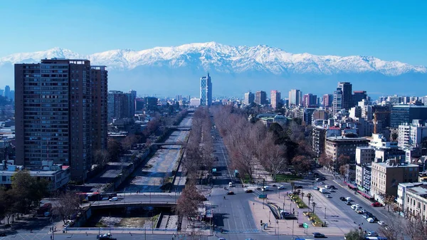 Santiago Şili şehir merkezindeki ünlü telekomünikasyon şirketi. Turistik bir dönüm noktası. Şehir manzarası Santiago Şili. Santiago Şili 'nin şehir manzarası.