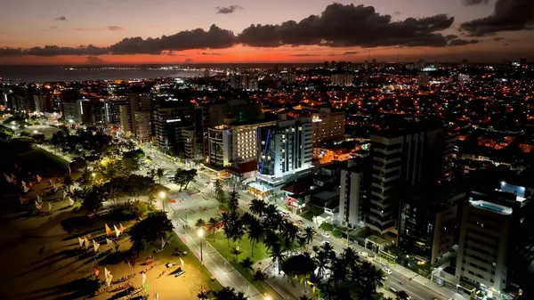 Brezilya 'nın Maceio Alagoas şehrinde günbatımı gökyüzü. Kuzeydoğu Brezilya 'nın tarihi plajı. Tropik seyahat. Tatil beldeleri. Turizm simgesi.