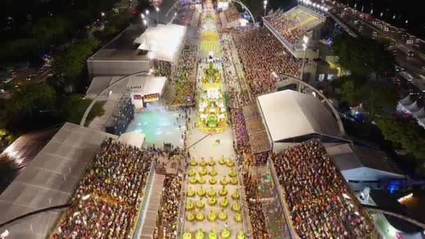 圣保罗的嘉年华游行 狂欢节游行 桑巴学校派对圣保罗巴西 Anhembi Sambadrome 圣保罗的嘉年华游行 令人惊奇的空中景观 — 图库视频影像