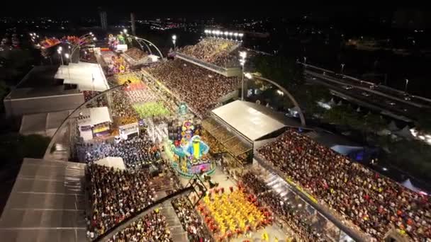 在巴西圣保罗的狂欢节 狂欢节游行 桑巴学校派对圣保罗巴西 Anhembi Sambadrome 在巴西圣保罗的狂欢节 令人惊奇的空中景观 — 图库视频影像