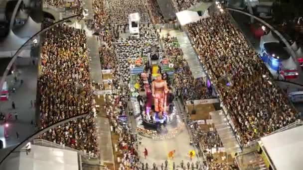 在巴西圣保罗的狂欢节 狂欢节游行 桑巴学校派对圣保罗巴西 Anhembi Sambadrome 在巴西圣保罗的狂欢节 令人惊奇的嘉年华空中游览 — 图库视频影像