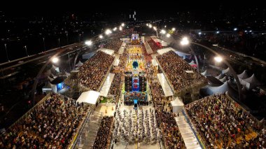 Sao Paulo Brezilya 'da karnaval gezisi. Karnaval geçidi. Samba Okul Partisi. Sao Paulo Brezilya. Anhembi Sambadrome. Sao Paulo Brezilya 'da karnaval gezisi. İnanılmaz Karnaval Gezileri Hava Görünümü.