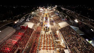 Sao Paulo Brezilya 'daki Samba Geçidi. Karnaval geçidi. Turizm cazibesi. Sao Paulo Brezilya. Anhembi Sambadrome. Sao Paulo Brezilya 'daki Samba Geçidi. Çarpıcı Karnaval Gezisi Manzarası.