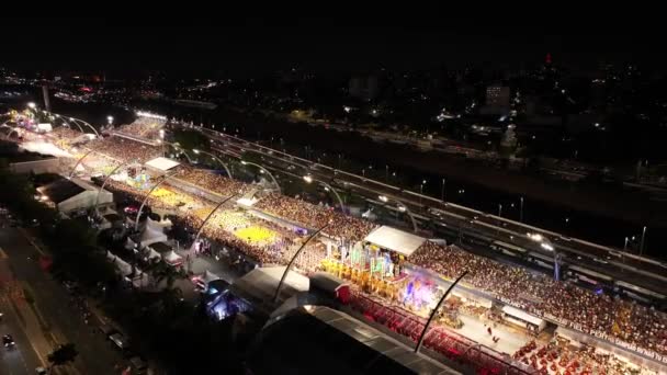 在巴西圣保罗的狂欢节 狂欢节游行 桑巴学校派对圣保罗巴西 Anhembi Sambadrome 在巴西圣保罗的狂欢节 令人惊奇的嘉年华空中游览 — 图库视频影像