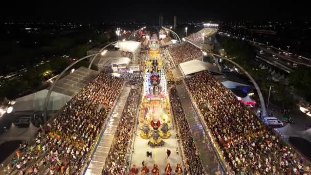 在巴西圣保罗的狂欢节 狂欢节游行 旅游吸引力 圣保罗巴西 Anhembi Sambadrome 在巴西圣保罗的狂欢节 取消嘉年华游乐设施景观 — 图库视频影像