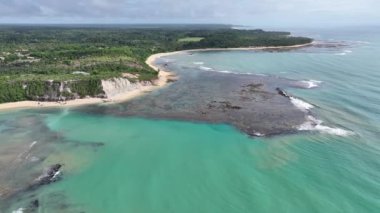Porto Seguro Bahia Brezilya 'daki Espelho Plajı. Idyllic Plajı. Doğa manzarası. Bahia Brezilya. Turizm arka planı. Porto Seguro Bahia 'daki Espelho Plajı. Brezilya Keşif Sahili.