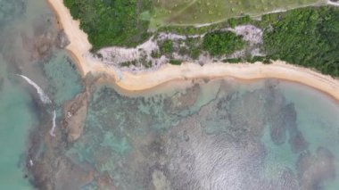 Trancoso Bahia Brezilya 'daki Mirror Beach. Plaj manzarası. Brezilya Kuzeydoğusu. Bahia Brezilya. Deniz Burnu Açık Hava. Trancoso Bahia Brezilya 'daki Mirror Beach. Huzurlu Turizm Manzarası.