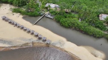 Trancoso Bahia Brezilya 'daki Espelho Plajı. Plaj manzarası. Brezilya Kuzeydoğusu. Bahia Brezilya. Deniz Burnu Açık Hava. Trancoso Bahia Brezilya 'daki Espelho Plajı. Huzurlu Turizm Manzarası.