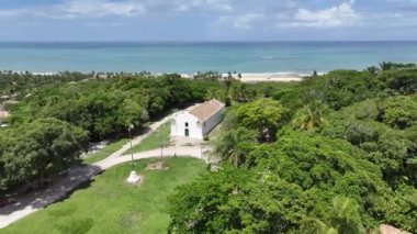 Trancoso Bahia Brezilya 'daki Trancoso Kilisesi. Dini kilise. Brezilya Kuzeydoğusu. Bahia Brezilya. Deniz Burnu Açık Hava. Trancoso Bahia Brezilya 'daki Trancoso Kilisesi. Huzurlu Turizm Manzarası.