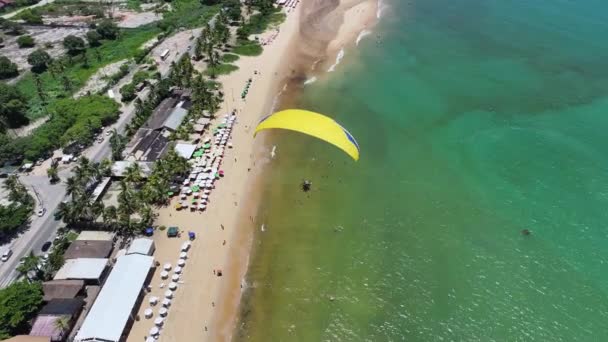 포르토 Seguro 바이아 브라질에서 Paraglider Idyllic 자연의 바히아 브라질 배경입니다 — 비디오
