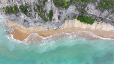 Trancoso Bahia Brezilya 'daki sahil uçurumları. Plaj manzarası. Brezilya Kuzeydoğusu. Bahia Brezilya. Deniz Burnu Açık Hava. Trancoso Bahia Brezilya 'daki sahil uçurumları. Huzurlu Turizm Manzarası.