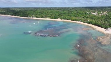 Trancoso Bahia Brezilya 'daki Mirror Beach. Plaj manzarası. Brezilya Kuzeydoğusu. Bahia Brezilya. Deniz Burnu Açık Hava. Trancoso Bahia Brezilya 'daki Mirror Beach. Huzurlu Turizm Manzarası.