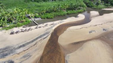 Trancoso Bahia Brezilya 'daki Mirror Beach. Plaj manzarası. Brezilya Kuzeydoğusu. Bahia Brezilya. Deniz Burnu Açık Hava. Trancoso Bahia Brezilya 'daki Mirror Beach. Huzurlu Turizm Manzarası.