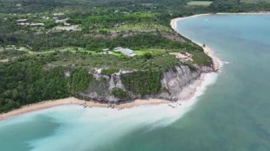 Trancoso Bahia Brezilya 'daki Mirror Beach. Plaj manzarası. Brezilya Kuzeydoğusu. Bahia Brezilya. Deniz Burnu Açık Hava. Trancoso Bahia Brezilya 'daki Mirror Beach. Huzurlu Turizm Manzarası.