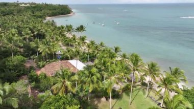 Trancoso Bahia Brezilya 'daki Mirror Beach. Plaj manzarası. Brezilya Kuzeydoğusu. Bahia Brezilya. Deniz Burnu Açık Hava. Trancoso Bahia Brezilya 'daki Mirror Beach. Huzurlu Turizm Manzarası.