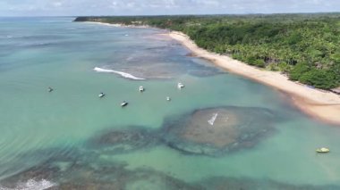 Trancoso Bahia Brezilya 'daki Mirror Beach. Plaj manzarası. Brezilya Kuzeydoğusu. Bahia Brezilya. Deniz Burnu Açık Hava. Trancoso Bahia Brezilya 'daki Mirror Beach. Huzurlu Turizm Manzarası.