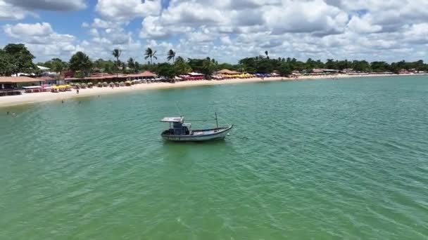 在巴西圣克鲁斯卡布拉亚巴伊亚航行的船 海滩景观 巴西东北部 巴西巴伊亚州 海景户外 在巴西圣克鲁斯卡布拉亚巴伊亚航行的船 旅游业的和平景象 — 图库视频影像