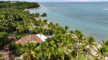 Trancoso Bahia Brezilya 'daki Mirror Beach. Plaj manzarası. Brezilya Kuzeydoğusu. Bahia Brezilya. Deniz Burnu Açık Hava. Trancoso Bahia Brezilya 'daki Mirror Beach. Huzurlu Turizm Manzarası.
