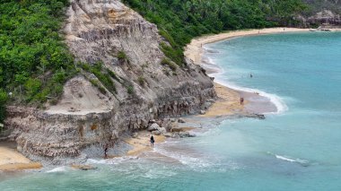 Porto Seguro Bahia Brezilya 'daki Sahne Uçurumları. Idyllic Plajı. Doğa manzarası. Bahia Brezilya. Turizm arka planı. Porto Seguro Bahia 'daki Sahne Uçurumları. Brezilya Keşif Sahili.