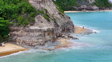 Trancoso Bahia Brezilya 'daki sahil uçurumları. Plaj manzarası. Brezilya Kuzeydoğusu. Bahia Brezilya. Deniz Burnu Açık Hava. Trancoso Bahia Brezilya 'daki sahil uçurumları. Huzurlu Turizm Manzarası.