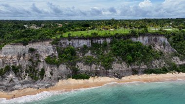 Trancoso Bahia Brezilya 'daki Espelho Plajı. Plaj manzarası. Brezilya Kuzeydoğusu. Bahia Brezilya. Deniz Burnu Açık Hava. Trancoso Bahia Brezilya 'daki Espelho Plajı. Huzurlu Turizm Manzarası.