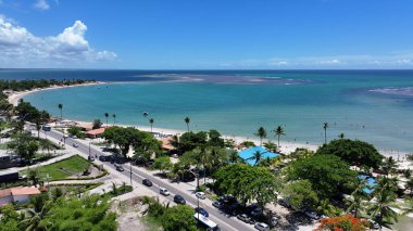Santa Cruz Cabralia Bahia Brezilya 'daki Coroa Vermelha Plajı. Idyllic Plajı. Doğa manzarası. Bahia Brezilya. Turizm arka planı. Coroa Vermelha Plajı Santa Cruz Cabralia Bahia Brezilya.