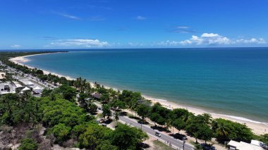 Porto Seguro Bahia Brezilya 'daki Taperapua Plajı. Plaj manzarası. Brezilya Kuzeydoğusu. Bahia Brezilya. Deniz Burnu Açık Hava. Porto Seguro Bahia Brezilya 'daki Taperapua Plajı. Huzurlu Turizm Manzarası.