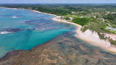 Trancoso Bahia Brezilya 'daki Mirror Beach. Plaj manzarası. Brezilya Kuzeydoğusu. Bahia Brezilya. Deniz Burnu Açık Hava. Trancoso Bahia Brezilya 'daki Mirror Beach. Huzurlu Turizm Manzarası.