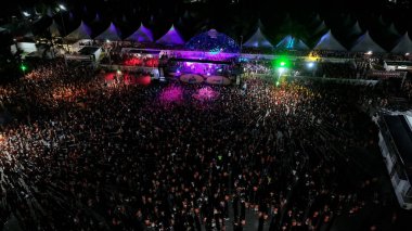 Porto Seguro Bahia Brezilya 'daki karnaval geçidi. Karnaval geçidi. Bahian Karnaval Partisi. Bahia Brezilya. Arena Konseri. Porto Seguro Bahia Brezilya 'daki karnaval geçidi. İnanılmaz Karnaval Gezileri Hava Görünümü.