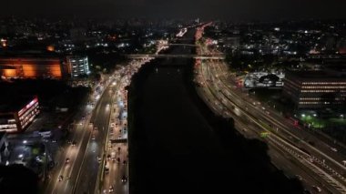 Sao Paulo, Sao Paulo 'daki Freeway Yolu. Şehir Köprüsü. Trafik Yolu 'nda. Sao Paulo Brezilya. City Skyline Manzarası. Sao Paulo, Brezilya 'daki Otoyol.