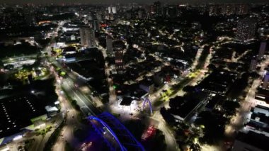 Sao Paulo Brezilya 'daki Osasco Metal Köprüsü. Şehir Köprüsü. Trafik Yolu 'nda. Sao Paulo Brezilya. City Skyline Manzarası. Sao Paulo Brezilya 'daki Osasco Metal Köprüsü.