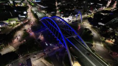 Sao Paulo Brezilya 'daki Osasco' da asma köprü. Şehir merkezi köprüsü. Trafik Yolu 'nda. Sao Paulo Brezilya. Şehir Hayatı Peyzajı. Sao Paulo Brezilya 'daki Osasco' da Askı Köprüsü.