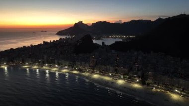 Rio de Janeiro Brezilya 'daki Copacabana Plajı' nda Sunset Plajı. Günbatımı Alacakaranlık Skyline. Turizm Manzarası. Rio de Janeiro Brezilya 'daki Copacabana Plajı. Sunset Evening Skyline 'da. Günbatımı Skyline.