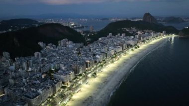 Rio de Janeiro, Rio de Janeiro 'daki Copacabana Plajı. Günbatımı Alacakaranlık Skyline. Turizm Sahnesi. Rio De Janeiro Rio de Janeiro Brezilya 'da. Sunset Evening Skyline 'da. Günbatımı Skyline.