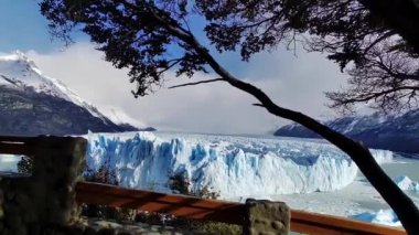 Perito Moreno Arjantin 'de El Calafate' de podyumda. Doğa manzarası. Buzul Manzarası. Patagonya Arjantin. Buzdağı Arkaplanı. Patagonya 'da El Calafate' de Perito Moreno Podyumları Arjantin.