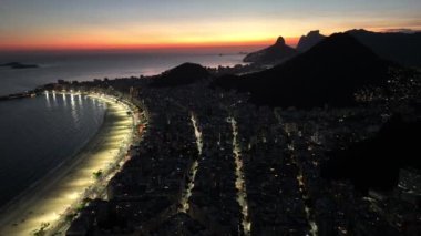 Rio de Janeiro, Rio de Janeiro 'daki Copacabana Plajı. Günbatımı Alacakaranlık Skyline. Turizm Sahnesi. Rio De Janeiro Rio de Janeiro Brezilya 'da. Sunset Evening Skyline 'da. Günbatımı Skyline.