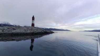 Şili sınırı yakınlarındaki Beagle Kanalı 'ndaki Ushuaia City' nin ünlü deniz feneri. Patagonya Arjantin. Adı Dünyanın Sonu Fin Del Mundo Deniz Feneri. Ushuaia Arjantin Tierra del Fuego ili.