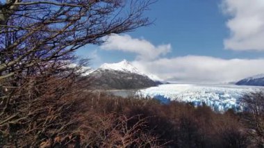 Perito Moreno Arjantin 'de El Calafate' de podyumda. Doğa manzarası. Buzul Manzarası. Patagonya Arjantin. Buzdağı Arkaplanı. Patagonya 'da El Calafate' de Perito Moreno Podyumları Arjantin.