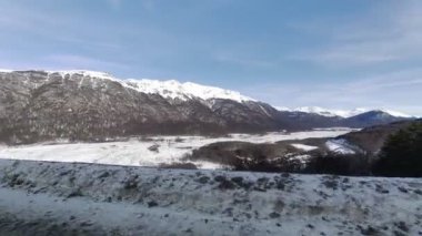 Arjantin 'in sonundaki Ushuaia' daki Patagonya Yolu. Karlı Dağlar. Buzul Manzarası. Arjantin 'in sonu. Kış Yolculuğu. Ushuaia 'daki Patagonya Yolu. Arjantin' in sonunda..