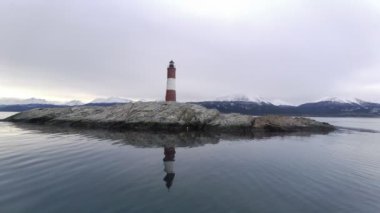 Şili sınırı yakınlarındaki Beagle Kanalı 'ndaki Ushuaia City' nin ünlü deniz feneri. Patagonya Arjantin. Adı Dünyanın Sonu Fin Del Mundo Deniz Feneri. Ushuaia Arjantin Tierra del Fuego ili.