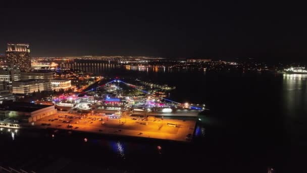 位于美国加州圣地亚哥的Uss Midway博物馆 著名的海岸城市 港口之夜位于美国加州圣地亚哥的Uss Midway博物馆 — 图库视频影像