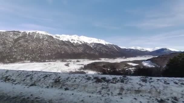 世界アルゼンチンの終わりにウシュアイアでパタゴニアロード スノーウィー山脈 氷河の風景 世界アルゼンチンの終わり 冬のトラベル 世界の終わりにウシュアイアでパタゴニアロード — ストック動画