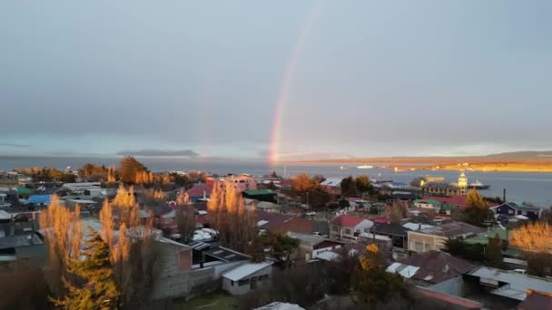 南極チリのプエルトナタレスで虹 自然景観について トラベルバックグラウンド 南極チリ シティスケープのダウンタウン 南極チリのプエルトナタレスで虹 — ストック動画