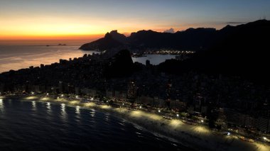 Rio de Janeiro Brezilya 'daki Copacabana Plajı' nda Sunset Plajı. Günbatımı Alacakaranlık Skyline. Turizm Manzarası. Rio de Janeiro Brezilya 'daki Copacabana Plajı. Sunset Evening Skyline 'da. Günbatımı Skyline.