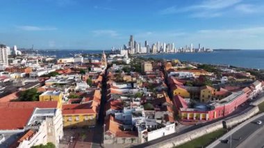 Cartagena Skyline, Bolivar Kolombiya 'daki Cartagena' da. Ortaçağ Binası. Cartagena Sahnesi Duvarları. Cartagena, Bolivar Kolombiya 'da. Renkli Skyline. Tarihi Şehir.
