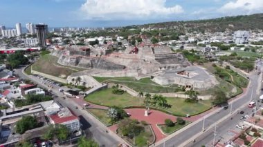 Bolivar Kolombiya 'daki Cartagena' daki San Felipe Kalesi. Ortaçağ Binası. Cartagena Sahnesi Duvarları. Cartagena, Bolivar Kolombiya 'da. Renkli Skyline. Tarihi Şehir.