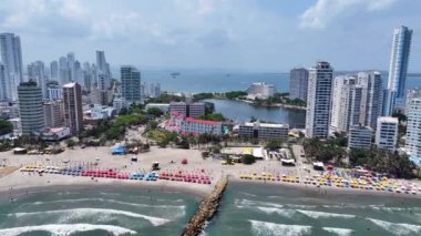 Bolivar Kolombiya 'daki Cartagena Das Indias' taki Boca Grande Plajı. Karayip Deniz Pelerini. Şehir merkezinde. Cartagena Das Indias, Bolivar Kolombiya 'da. Highrise Binaları Peyzajı. Şehir Manzarası.