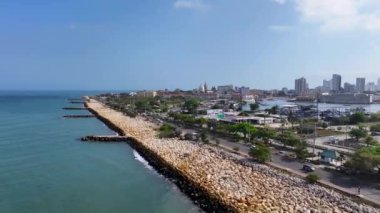Bolivar Kolombiya 'daki Cartagena De India sahil yolunda. Karayip şehri manzarası. Şehir merkezi arka planı. Cartagena De India, Bolivar Kolombiya 'da. Turizm arazisi. Duvarlı Şehir Simgesi.