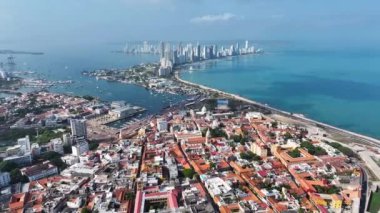 Bolivar Kolombiya 'daki Cartagena' da panoramik manzara. Yüksek Binalar Peyzajı. Şehir merkezinde. Cartagena, Bolivar Kolombiya 'da. Turistik cazibe. Ünlü Duvarlı Şehir.