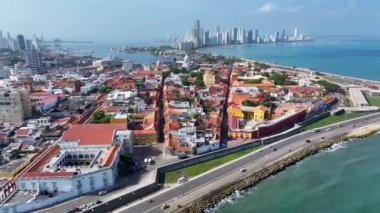 Bolivar Kolombiya 'daki Cartagena De Indias' ın tarihi şehri. Karayip Deniz Pelerini. Şehir merkezinde. Cartagena De Indias, Bolivar Kolombiya 'da. Highrise Binaları Peyzajı. Şehir Manzarası.